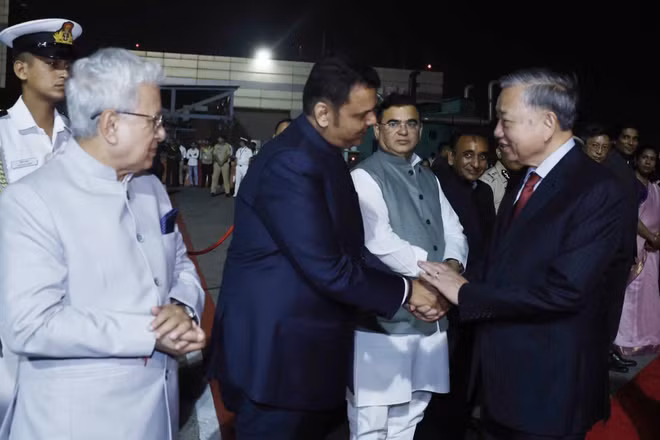 Các quan chức thành phố Mumbai tiễn Tổng Bí thư, Chủ tịch nước Tô Lâm tại sân bay quốc tế Chhatrapati Shivaji Maharaj. (Ảnh: Thống Nhất-TTXVN)