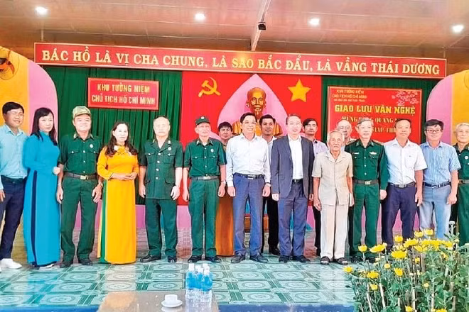 Cụ Bùi Xuân Phước (thứ sáu từ phải qua) với khách tham quan khu tưởng niệm. (Ảnh: gia đình cung cấp)