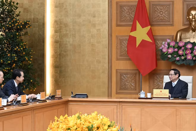 Thủ tướng Chính phủ Phạm Minh Chính và Đại sứ Trung Quốc tại Việt Nam Hà Vĩ cùng các đại biểu Trung Quốc. (Ảnh: Trần Hải)