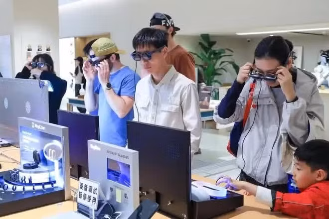 Khách hàng trải nghiệm kính thông minh ở một cửa hàng tại thành phố Thâm Quyến, tỉnh Quảng Đông, Trung Quốc. (Ảnh: Tân Hoa xã) 