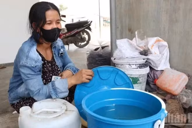 Người dân thôn Tầm Ngân (xã Lâm Sơn, tỉnh Khánh Hòa) vất vả xoay xở trong sinh hoạt với từng xô nước ít ỏi hứng được từ suối hoặc múc từ các giếng đào. 