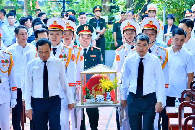 Thủ tướng Lê Minh Hưng cùng các đồng chí lãnh đạo thực hiện nghi thức quy tập hài cốt liệt sĩ tại Công viên Lê Thị Riêng. (Ảnh: Thanh Giang)
