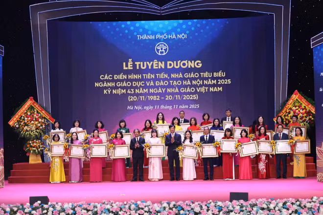 Bí thư Thành ủy Hà Nội Nguyễn Duy Ngọc cùng Bộ trưởng Giáo dục và Đào tạo Nguyễn Kim Sơn trao Huân chương Lao động của Chủ tịch nước tặng các tập thể và cá nhân (Ảnh: Thanh Tùng)