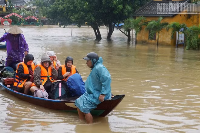 Đợt mưa lũ vừa qua trên địa bàn thành phố Đà Nẵng đã làm nhiều gia đình bị thiệt hại nghiêm trọng.