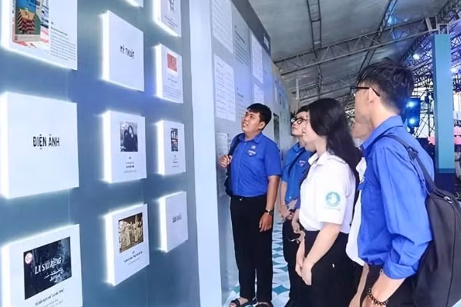 Người dân tham quan Triển lãm 50 tác phẩm văn học-nghệ thuật tiêu biểu, 50 công trình/cụm công trình xây dựng tiêu biểu, 50 sự kiện, hoạt động nổi bật của Thành phố Hồ Chí Minh. (Ảnh BTC)