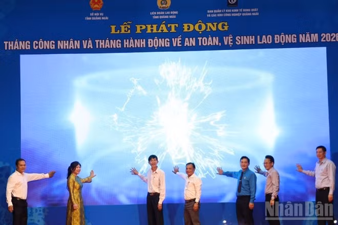 Thực hiện nghi thức phát động Tháng Công nhân và Tháng hành động về an toàn, vệ sinh lao động năm 2026.