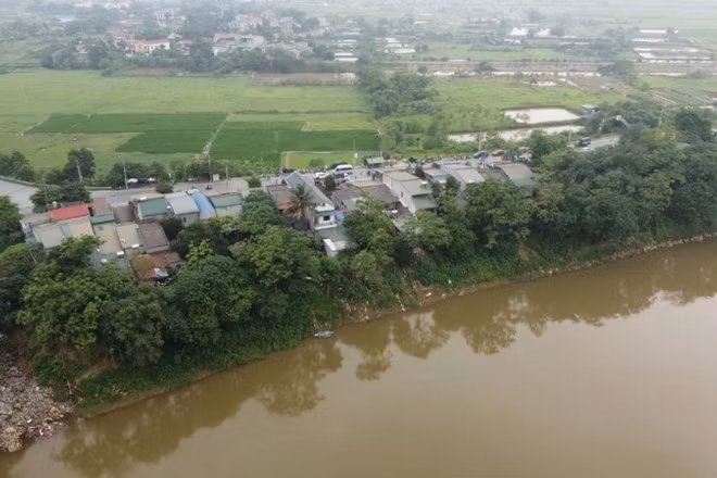 Khu vực sụt lún nằm ngay ven sông Thao.