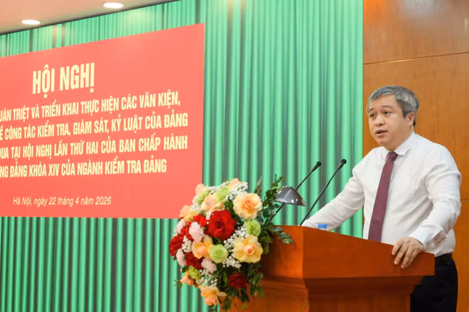 Đồng chí Trần Tiến Hưng, Ủy viên Trung ương Đảng, Phó Chủ nhiệm Thường trực Ủy ban Kiểm tra Trung ương phát biểu tại hội nghị phổ biến, quán triệt và triển khai thực hiện các văn kiện, nghị quyết về công tác kiểm tra, giám sát, kỷ luật của Đảng. (Ảnh: THẾ ĐẠI)