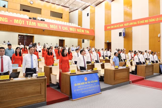 Đại biểu Hội đồng nhân dân tỉnh Tuyên Quang thực hiện nghi thức chào cờ.