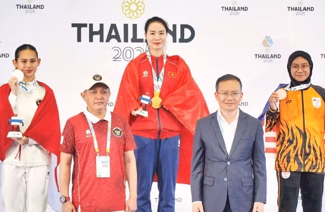 Võ sĩ karatedo Đinh Thị Hương bảo vệ thành công huy chương Vàng nội dung kumite hạng cân -68kg nữ.