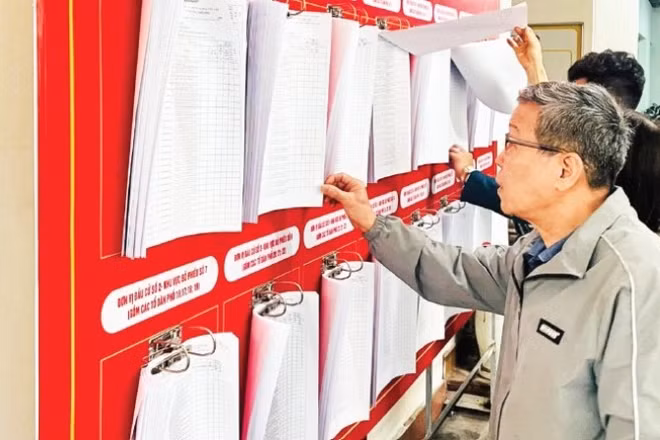 Cử tri phường Văn Miếu-Quốc Tử Giám (Hà Nội) rà soát, kiểm tra thông tin tại danh sách cử tri. (Ảnh: TRẦN LONG)
