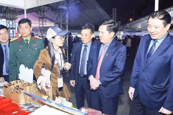 Lãnh đạo Liên đoàn Lao động thành phố Hải Phòng và các đại biểu thăm các gian hàng tuyển dụng tại Ngày hội Việc làm lần thứ nhất năm 2025. (Ảnh: PHẠM CƯỜNG) 