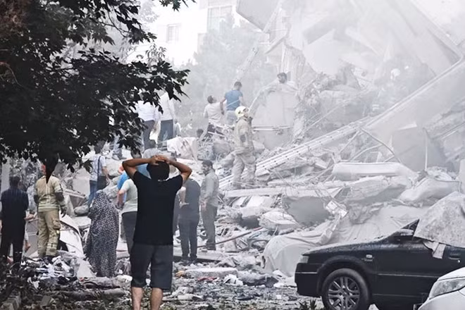 Một tòa nhà tại Thủ đô Tehran của Iran bị phá hủy sau cuộc không kích của Mỹ và Israel.