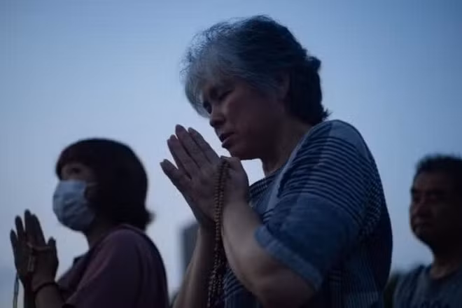 Người dân tưởng niệm các nạn nhân vụ ném bom nguyên tử tại Công viên Tưởng niệm Hòa bình Hiroshima, thành phố Hiroshima (Nhật Bản) ngày 6/8/2024. (Ảnh: THX) 