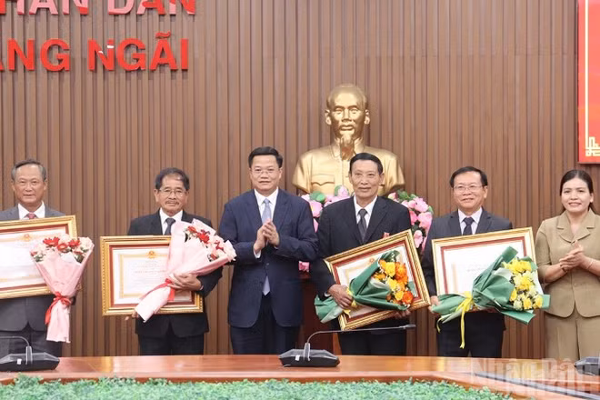 Lãnh đạo tỉnh Quảng Ngãi trao Huân chương Lao động cho 4 đồng chí nguyên lãnh đạo tỉnh.