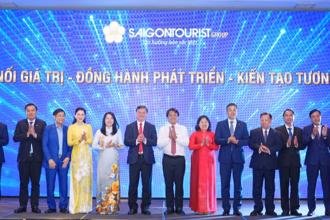 Lãnh đạo Vietnam Airlines và Saigontourist Group cùng các đại biểu tham dự lễ ký.