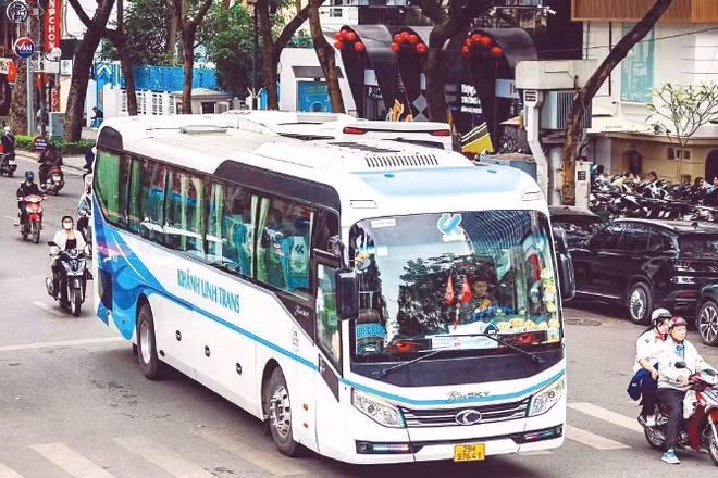 Một số doanh nghiệp, trong đó có Khánh Linh Trans, đã được cơ quan chức năng cấp phép để đưa đón khách trong khu vực nội đô, từng bước tháo gỡ khó khăn cho doanh nghiệp. (Ảnh: ANH ĐỨC)