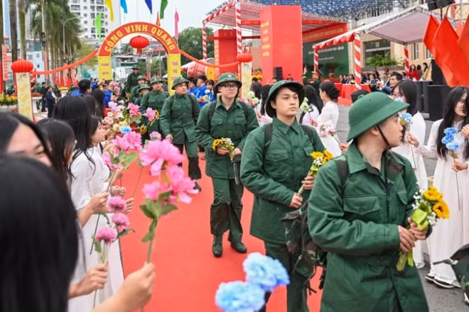 Các tân binh Hà Nội lên đường nhập ngũ. 