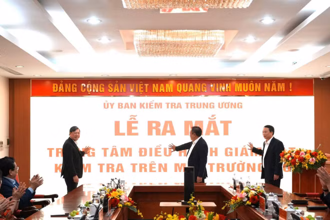 Các đồng chí lãnh đạo ấn nút khai trương Trung tâm điều hành giám sát, kiểm tra trên môi trường số của toàn ngành Kiểm tra Đảng.