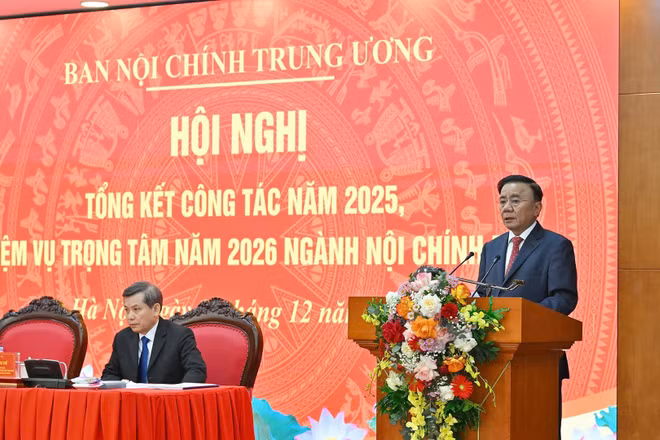Đồng chí Trần Cẩm Tú, Ủy viên Bộ Chính trị, Thường trực Ban Bí thư phát biểu ý kiến chỉ đạo. (Ảnh: THỦY NGUYÊN)