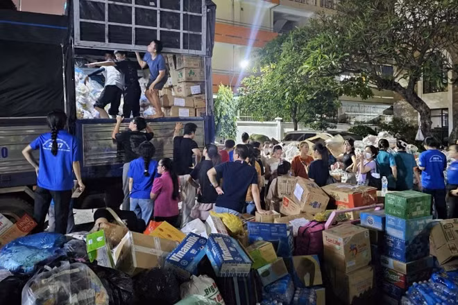 Tối 24/11, sau khi cơn mưa lớn tại Thành phố Hồ Chí Minh vừa ngớt, các lực lượng lại bắt tay vào việc chuẩn bị hàng hóa cứu trợ.