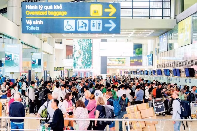 Hành khách làm thủ tục hàng không tại Nhà ga T1 Cảng hàng không quốc tế Nội Bài.