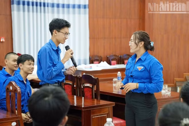 Đoàn viên, thanh niên chia sẻ tại chương trình tập huấn.