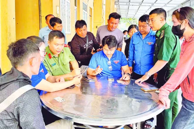 Đồn Biên phòng Pa Tần (tỉnh Lai Châu) phối hợp Công an và Đoàn Thanh niên xã cài đặt VNeID cho người dân.