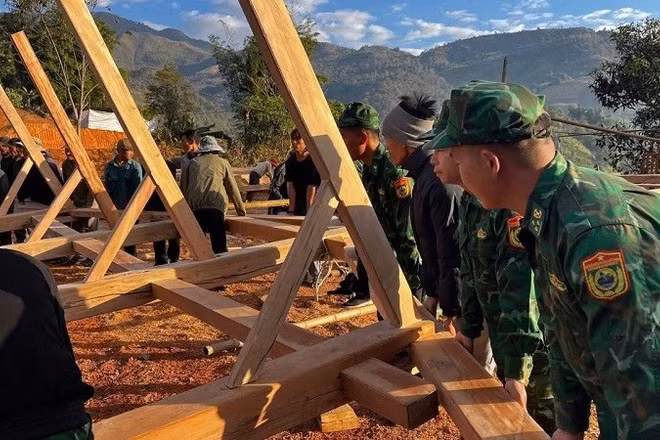 Chiến sĩ Đồn biên phòng Na Cô Sa (tỉnh Điện Biên) giúp nhân dân xã Nà Bủng sửa chữa nhà ở sau thiên tai.