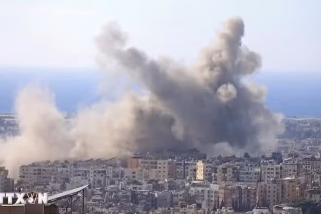 Khói bốc lên sau một cuộc không kích của Israel. (Ảnh: THX/TTXVN) 