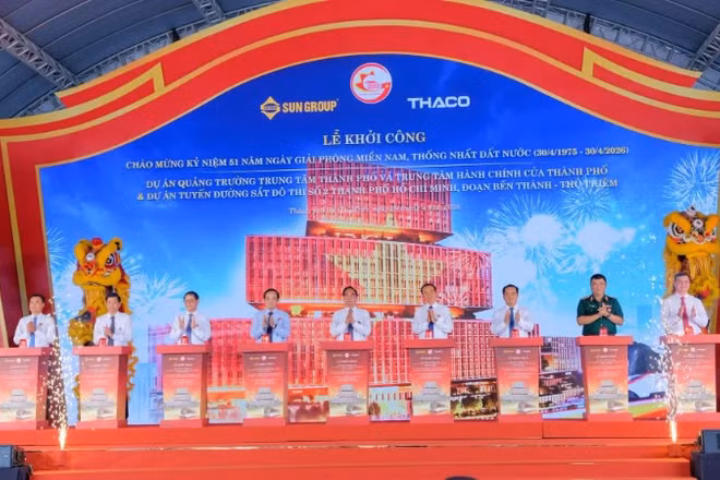Các đồng chí nguyên lãnh đạo, lãnh đạo Đảng, Nhà nước, Thành phố Hồ Chí Minh nhấn nút khởi công các dự án. (Ảnh: THẾ ANH)