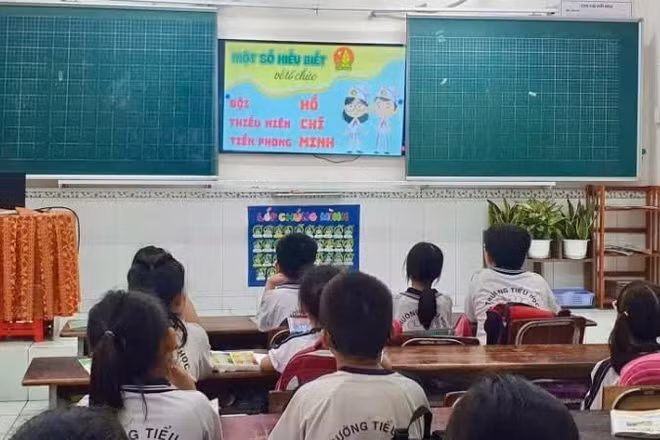 Học sinh tiểu học tìm hiểu về truyền thống Đội Thiếu niên tiền phong Hồ Chí Minh. (Ảnh: Trường tiểu học Kim Đồng) 