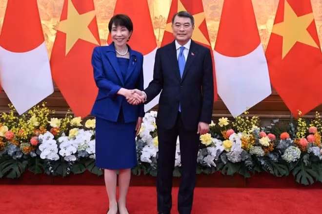 Thủ tướng Lê Minh Hưng và Thủ tướng Nhật Bản Takaichi Sanae chụp ảnh chung tại lễ đón. (Ảnh: TRẦN HẢI) 