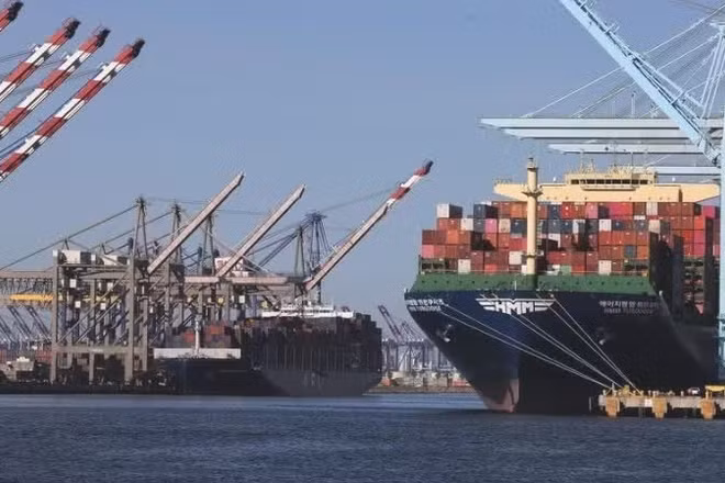 Các tàu chở hàng chất đầy container tại Cảng Los Angeles, California, Mỹ. (Ảnh: Tân hoa xã) 