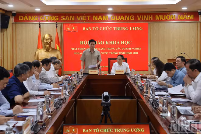 Đồng chí Trần Viết Cường, Vụ trưởng Vụ Cơ sở đảng, đảng viên, Ban Tổ chức Trung ương phát biểu tại hội thảo (Ảnh: Phạm Cường)