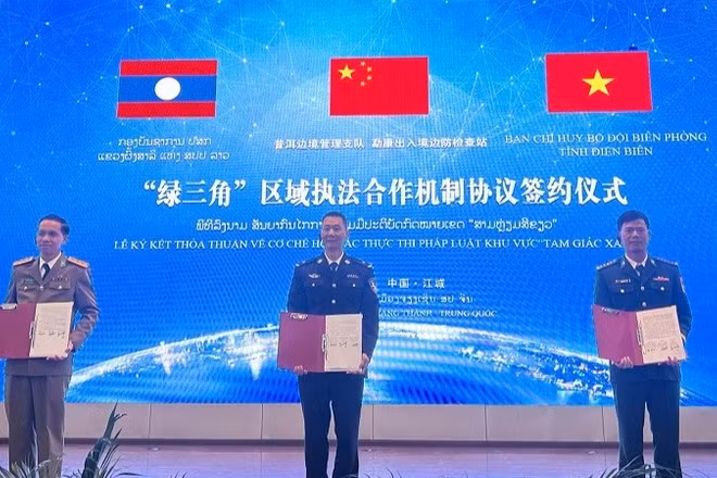 Đại diện các bên ký biên bản ghi nhớ cơ chế hợp tác thực thi pháp luật khu vực "Tam giác xanh" và vùng biên giới tiếp giáp ba nước: Trung Quốc-Lào-Việt Nam. (Ảnh: ANH DŨNG)