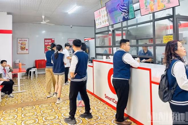Thanh toán không dùng tiền mặt trong căng-tin của Trường trung học cơ sở Nha Trang, tỉnh Thái Nguyên. (Ảnh: Trường trung học cơ sở Nha Trang cung cấp)
