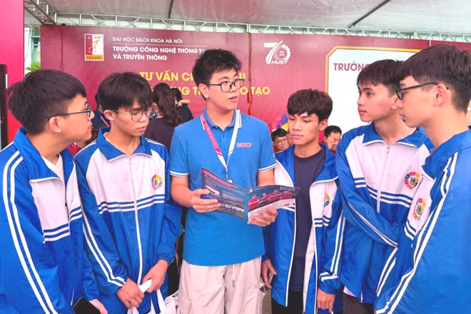 Học sinh tìm hiểu thông tin tại Ngày hội Lựa chọn nguyện vọng xét tuyển đại học, cao đẳng 2026. (Ảnh: QUỲNH NGUYỄN)