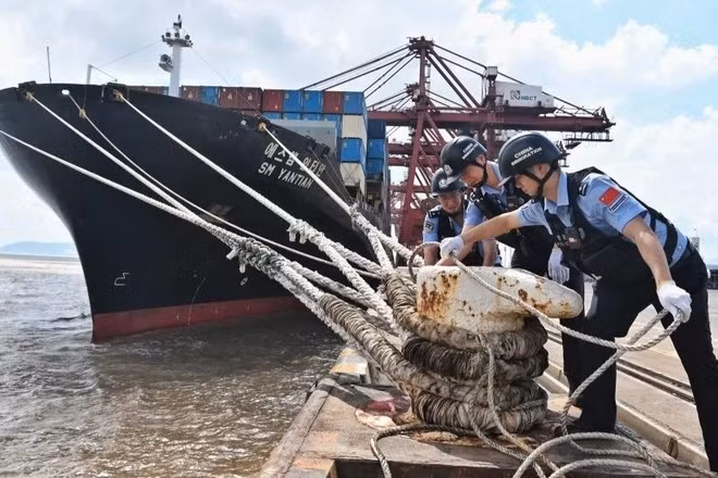 Lực lượng chức năng tỉnh Chiết Giang, Trung Quốc hỗ trợ neo đậu tàu thuyền tránh bão. (Ảnh: TÂN HOA XÃ)
