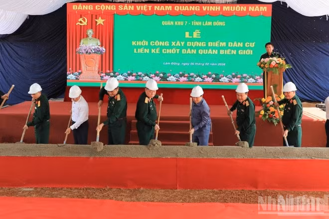 Đại tướng Nguyễn Trọng Nghĩa, Ủy viên Bộ Chính trị, Bí thư Trung ương Đảng, Ủy viên Thường vụ Quân ủy Trung ương, Chủ nhiệm Tổng cục Chính trị Quân đội nhân dân Việt Nam dự Lễ khởi công xây dựng điểm dân cư liền kề chốt dân quân biên giới tại xã Quảng Trực, tỉnh Lâm Đồng.