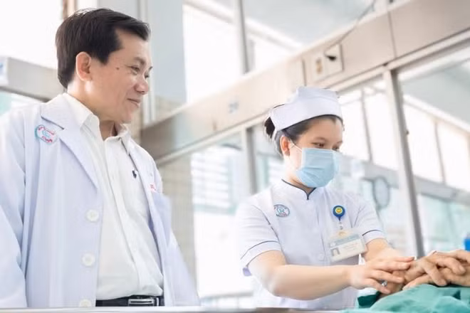 Bác sĩ Bệnh viện Chợ Rẫy thăm khám bệnh nhân sau ca cấp cứu lấy dị vật ra ngoài. (Ảnh: Bệnh viện cung cấp).