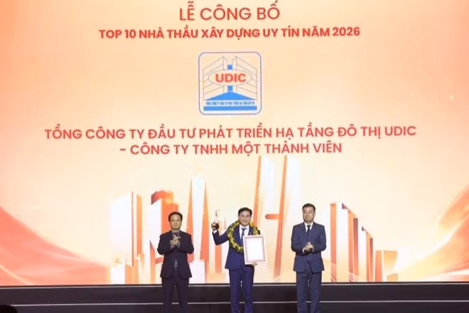 Ông Đỗ Đức Thịnh - Phó Tổng Giám đốc Tổng công ty UDIC vinh dự nhận Cúp và Giấy chứng nhận từ Ban tổ chức.