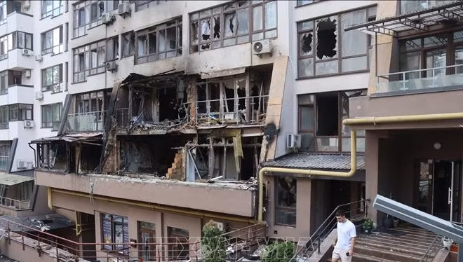 Tòa nhà bị trúng không kích ở Kiev, Ukraine. (Ảnh tư liệu: THX/TTXVN)