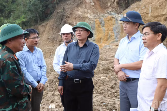 Phó Thủ tướng Hồ Quốc Dũng trực tiếp kiểm tra hiện trường sạt lở nghiêm trọng tại xã Ngọc Linh. 