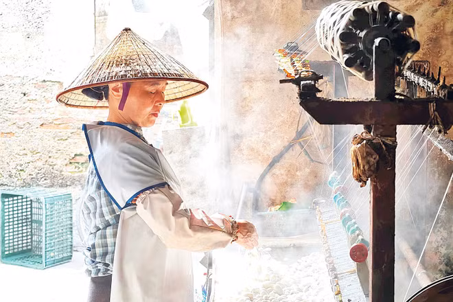 Tơ vàng óng ánh ai hong giữa làng