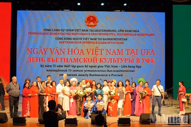 Tổng lãnh sự Việt Nam tại Ekaterinburg Nguyễn Mai Hường tặng hoa các nghệ sĩ.