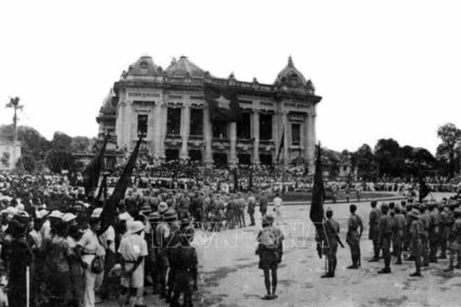 Những ngày Tháng Tám sôi sục ở Thủ đô Hà Nội. Cách mạng Tháng Tám mở ra một thời đại mới ở Việt Nam, thời đại nhân dân Việt Nam làm chủ đất nước, làm chủ vận mệnh của chính mình. (Ánh: TTXVN)