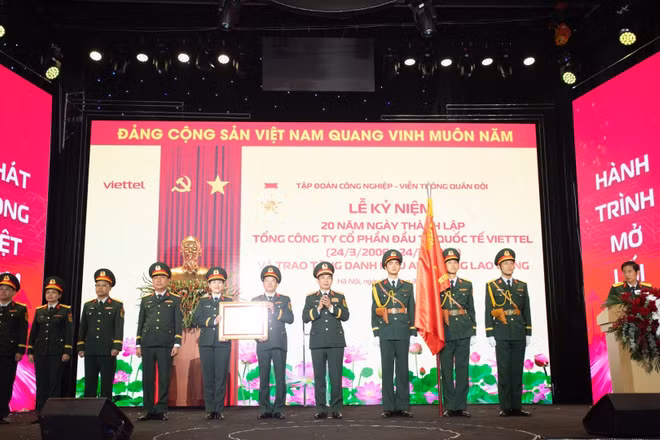 Bộ trưởng Quốc phòng Phan Văn Giang trao danh hiệu Anh hùng Lao động cho Viettel Global. (Ảnh: Đức Thọ)
