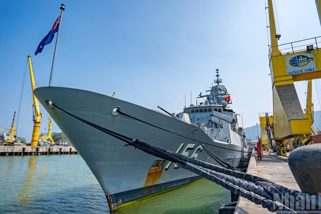 HMAS Toowoomba là tàu khu trục tên lửa dẫn đường lớp Anzac dài 118 mét của hải quân Australia.