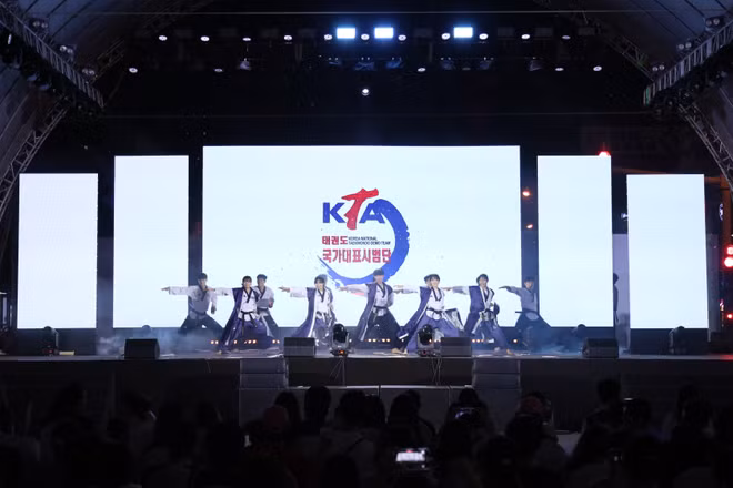 Đội biểu diễn Taekwondo quốc gia trực thuộc Hiệp hội Taekwondo Hàn Quốc. (Ảnh: Ban tổ chức cung cấp)